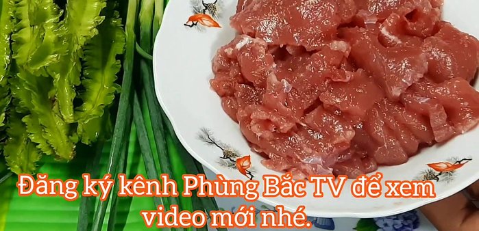 Sơ chế thịt bò: Rửa sạch, cắt miếng vừa ăn (20.06)