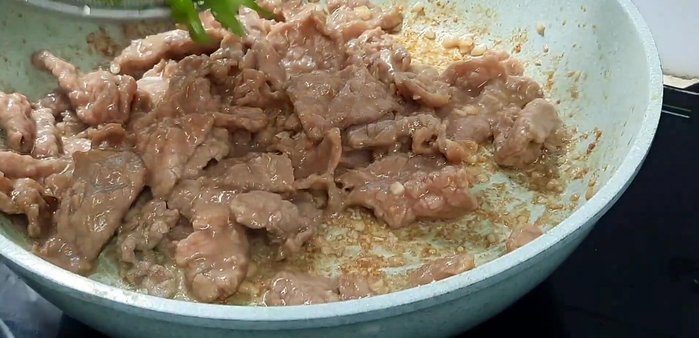 Cho đậu rồng vào xào cùng (297.54)