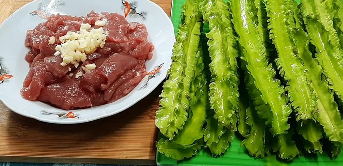 Ướp thịt bò với tỏi băm, hạt nêm, bột ngọt, đường, nước tương, dầu ăn, bột bắp, dầu hào. Để 15 phút (83.9)
