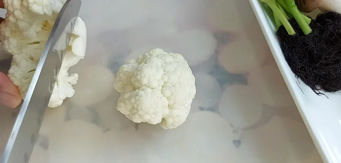 Cho bông cải trắng (hoặc súp lơ xanh) vào.