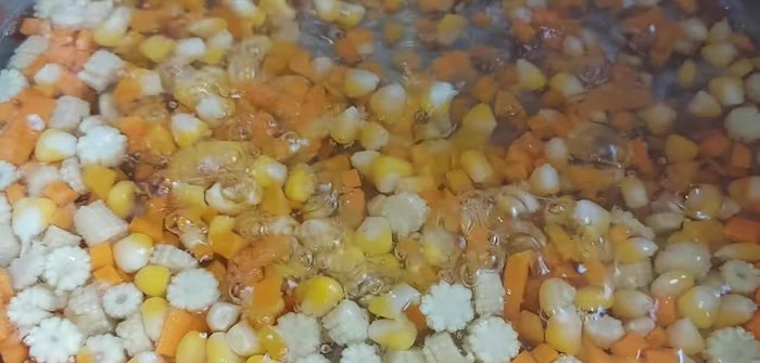 Vớt bọt để nước súp trong hơn.