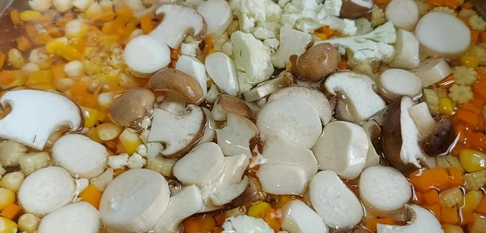 Cho nấm, bông cải và Tóc Tiên vào. Nếu muốn Tóc Tiên giữ được sợi dài, cho vào khi súp sắp chín.