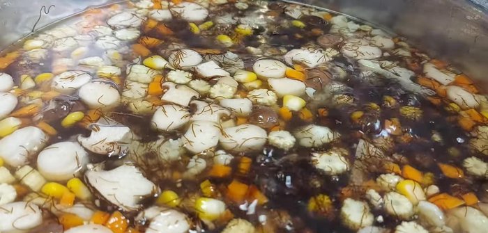 Pha bột năng với một ít nước lọc cho tan đều, rồi từ từ cho vào nồi súp khuấy đều tay để tránh bị vón cục.