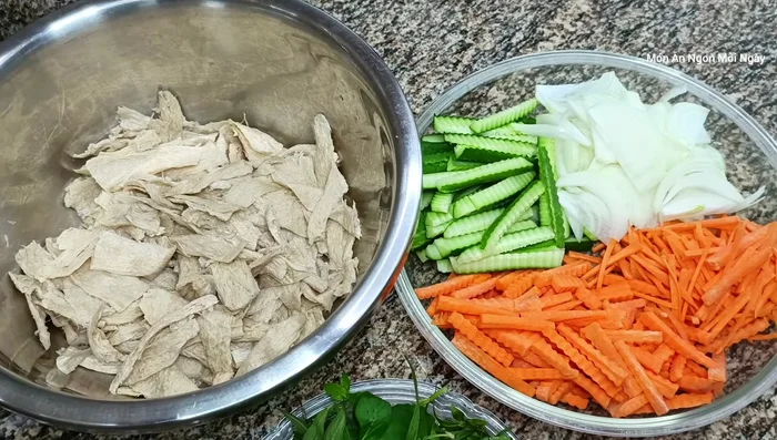 Ngâm sườn non chay trong nước khoảng vài tiếng cho mềm (26.58). Sau đó, xả sạch, vắt khô và xé thành miếng vừa ăn (30.359).