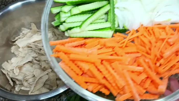 Dùng chấn hình răng cưa để chấn dưa leo và cà rốt cho đẹp mắt. Bỏ hạt dưa leo (46.26). Cà rốt xắt sợi (53.16).