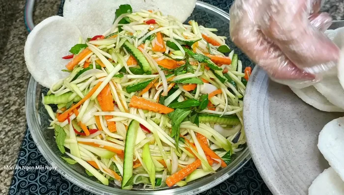 Trình bày gỏi chay ra đĩa, trang trí với bánh phồng, đậu phộng rang, hành phi (472.46).