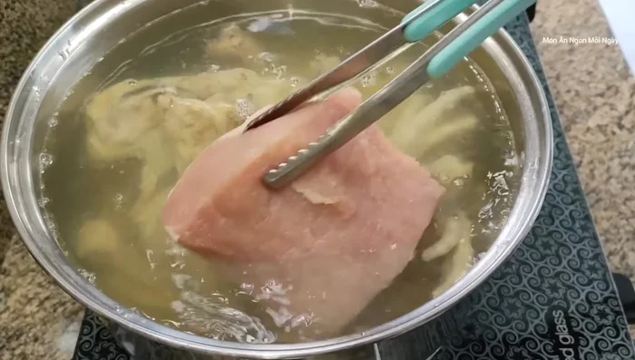 Cho thịt nạc lưng, khô mực vào ninh cùng.