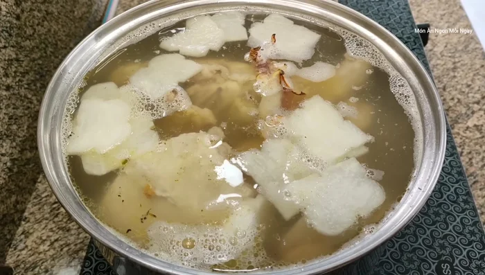 Nêm nếm gia vị: 1 muỗng cà phê bột ngọt, 1 muỗng canh hạt nêm, 1 muỗng canh muối, 1.5 muỗng canh đường cát trắng, 20g đường phèn.