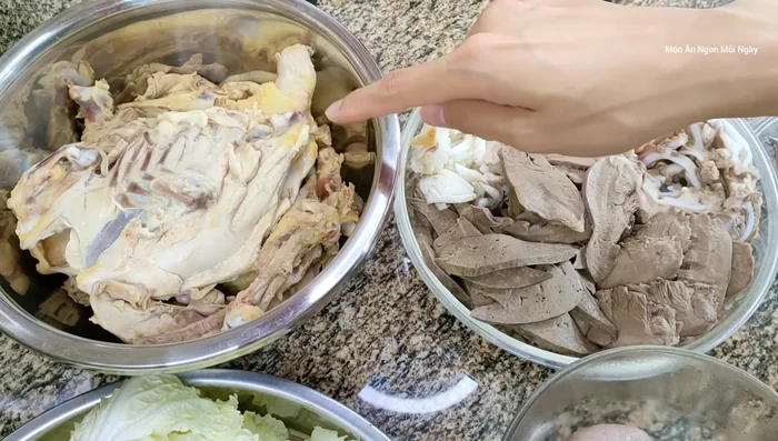 Chuẩn bị nguyên liệu: Rửa sạch tất cả nguyên liệu. Luộc mực, tôm riêng. Luộc tim heo, gan heo, lưỡi heo với gừng và sả cho chín, sau đó rửa lại cho sạch. Da heo khô ngâm nước 1 tiếng 30 phút, rửa sạch và cắt miếng. Khô mực nướng cho thơm.
