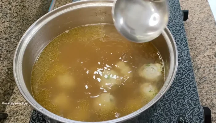 Cho cá thác lác vào nồi nước dùng đang sôi liu riu, nấu khoảng 5 phút cho chín.