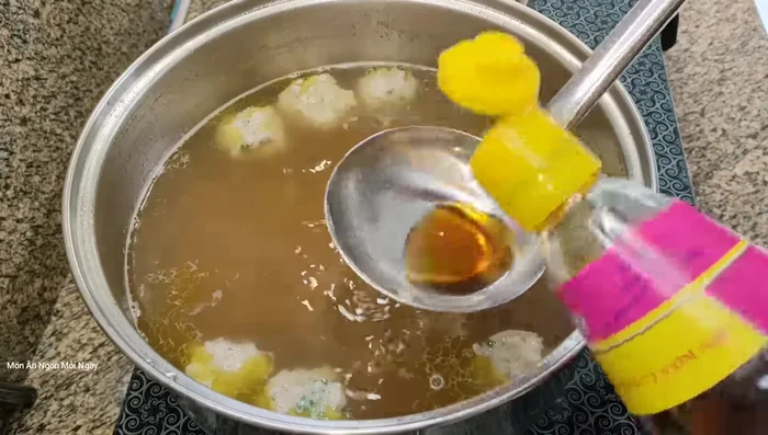 Nêm nếm lại gia vị cho vừa ăn. Thêm các loại rau ăn kèm khác.