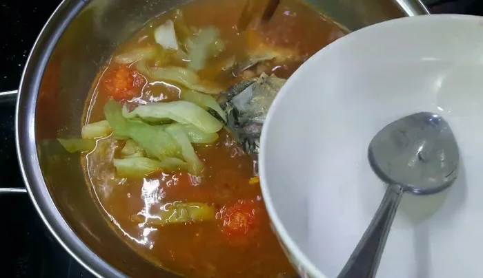 Thêm dọc mùng vào nồi canh.