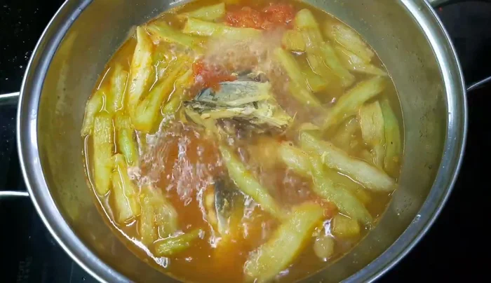 Nêm nếm: cho nước mắm, đường, nước cốt chanh vào sao cho vừa ăn.