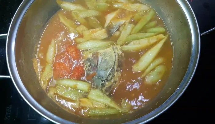Đun sôi đến khi các nguyên liệu chín mềm.
