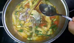 Cách nấu canh chua đầu cá chép ngon đơn giản - Món ngon ngày hè