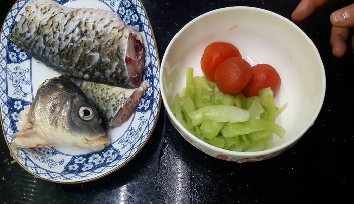 Đun sôi nước, cho cà chua, nghệ, sa tế vào.