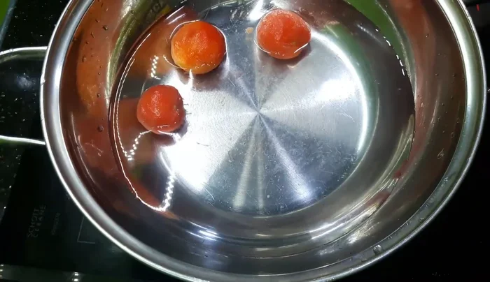 Cho đầu cá chép vào nồi nước đang sôi.