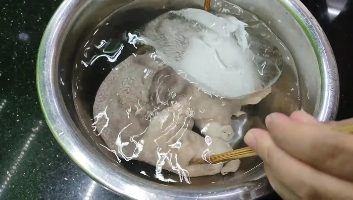 Vớt dạ dày ra, để ráo nước.