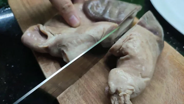 Thái dạ dày thành những miếng vừa ăn (không thái quá to).