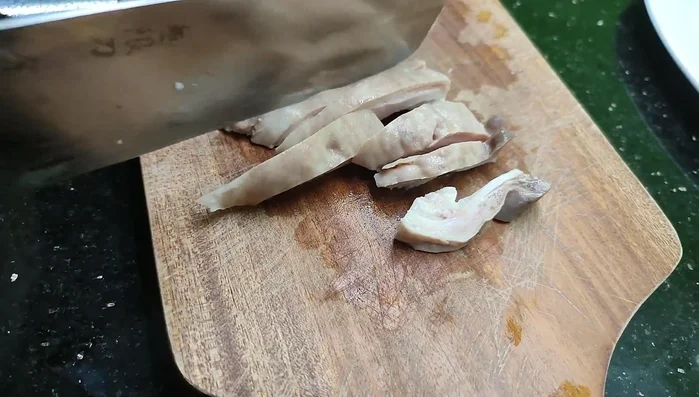 Trình bày món ăn: Xếp dạ dày lên đĩa, trang trí thêm rau sống cho đẹp mắt.