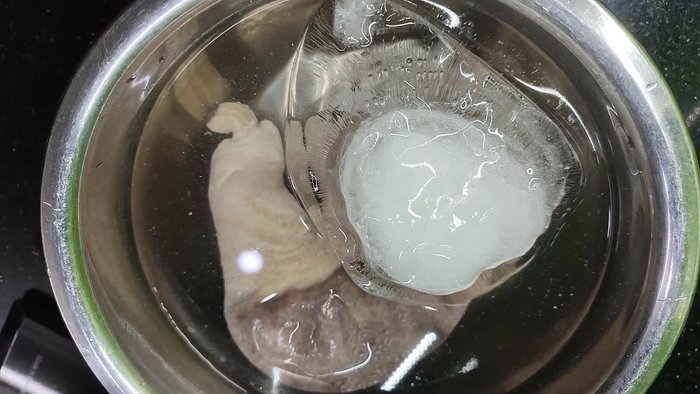 Sơ chế dạ dày: Rửa sạch dạ dày, dùng muối, gừng, rượu trắng chà xát kỹ để khử mùi hôi.