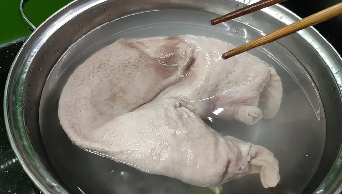 Kiểm tra độ mềm của dạ dày. Nếu mềm là đã chín.