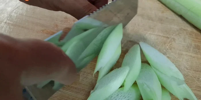 Sơ chế nguyên liệu: Cắt bạc hà, cà chua, khóm thành lát mỏng. Cắt đậu bắp. Băm nhuyễn tỏi, cắt lát ớt.