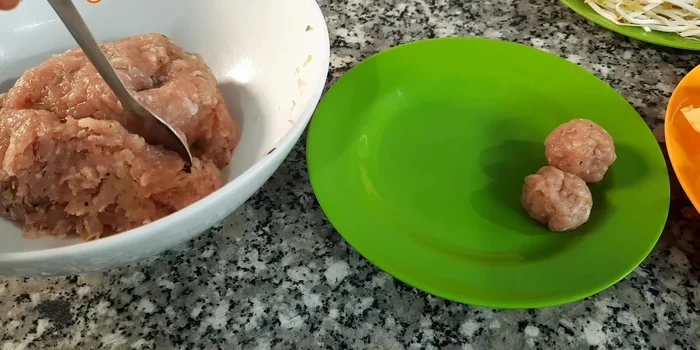 Viên thịt xay thành từng viên nhỏ.