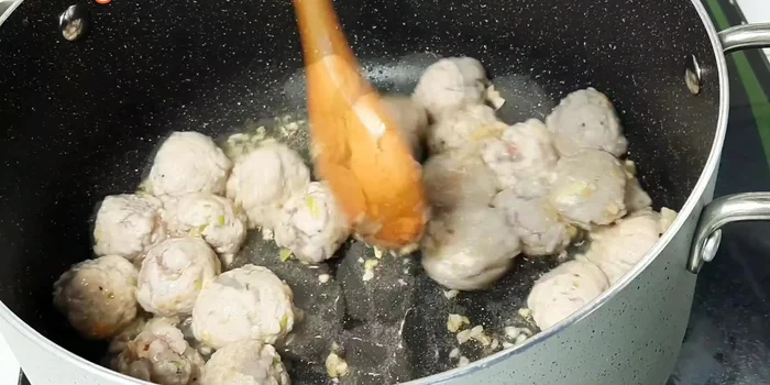 Đổ 1 lít nước vào nồi, cho 1/2 lượng khóm và 1/2 lượng cà chua vào. Nêm 1 muỗng canh hạt nêm, 1 muỗng cà phê muối, 3 muỗng canh đường, 1 muỗng cà phê bột ngọt, 2 muỗng canh nước cốt chanh.