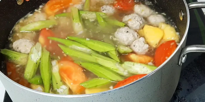 Cho bạc hà và giá đỗ vào. Tắt bếp.