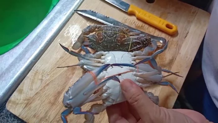 Luộc ghẹ: Cho ghẹ vào nồi, đổ nước ngập ghẹ. Đun sôi trên lửa nhỏ khoảng 10-15 phút cho đến khi thơm mùi ghẹ.