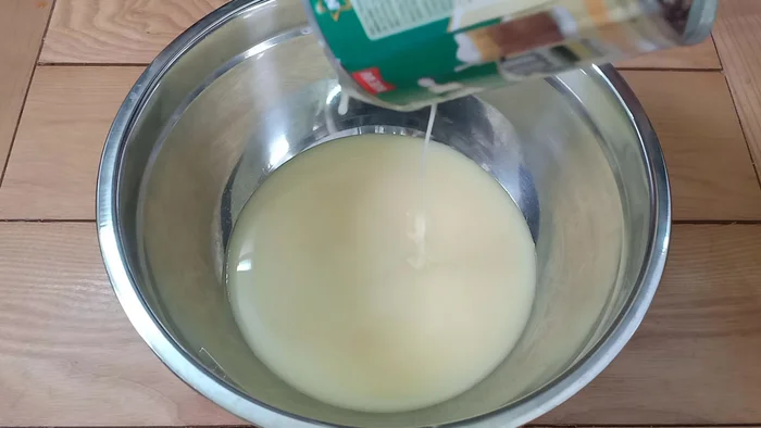Pha sữa: Trộn đều 1 lon sữa đặc (380ml), 400ml nước sôi, 165ml nước cốt dừa, 2 bịch sữa tươi, 100g đường, 1/2 muỗng cà phê muối và 1 ống vani.