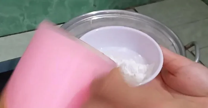Cho bột mì tinh vào một ít nước, khuấy tan rồi cho vào hỗn hợp cốt dừa, khuấy đều đến khi sánh đặc.
