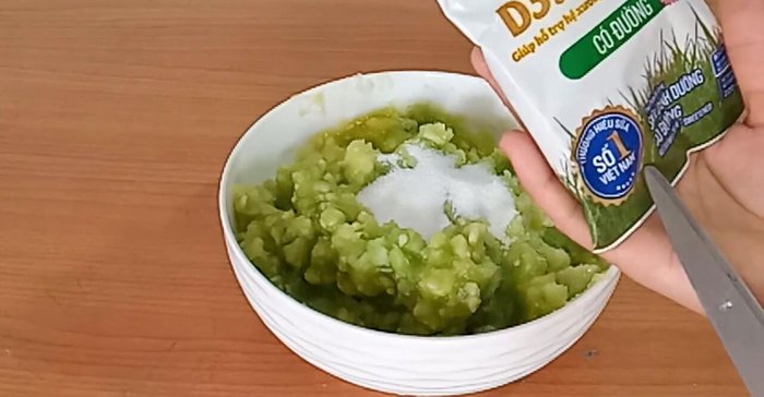 Cho sữa tươi vào hỗn hợp dưa gang và đường, trộn đều.
