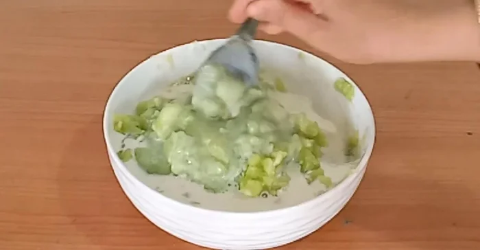Trộn đều hỗn hợp dưa gang, đường, sữa tươi và nước cốt dừa.