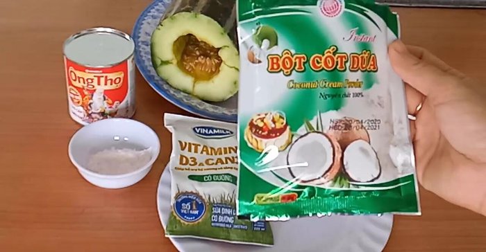 Pha bột cốt dừa với nước sôi (hoặc dùng nước cốt dừa tươi).
