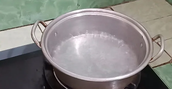 Đun sôi 300ml nước với 1 muỗng canh đường và 1 muỗng canh sữa đặc cho đến khi tan hết.