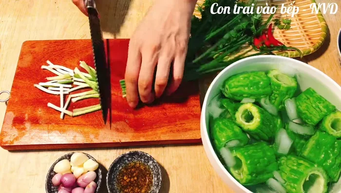 Sơ chế hành lá (thái nhỏ phần lá, phần gốc cắt khúc), ngò rí, và mộc nhĩ (ngâm nước ấm cho mềm, thái nhỏ).