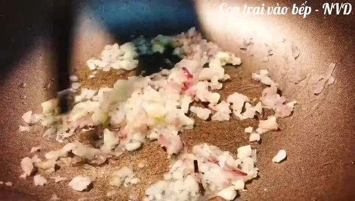 Băm nhỏ hành khô, tỏi. Phi thơm hành tỏi với chút dầu ăn.