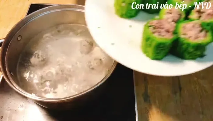 Đun sôi nước (có thể dùng nước hầm xương), cho mướp đắng nhồi thịt vào nấu. Vớt bọt nếu có.