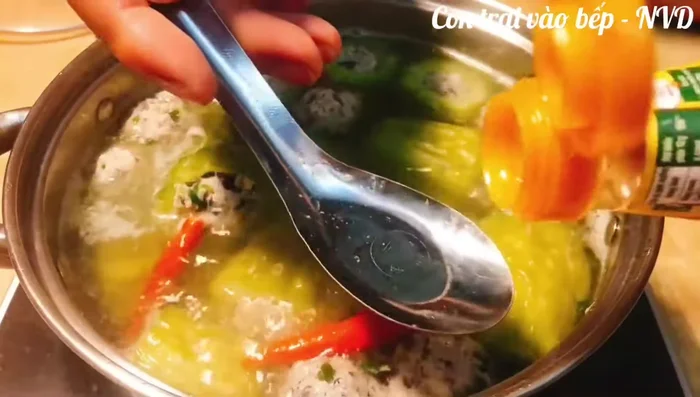 Thêm ớt, gốc hành lá thái khúc, và nước xốt cô đặc (nếu dùng) vào nồi canh. Nêm nếm gia vị cho vừa miệng.