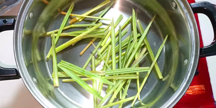 Lót lá sả xuống đáy nồi hấp, xếp sò lông lên trên, rắc sả đã đập dập lên mặt.