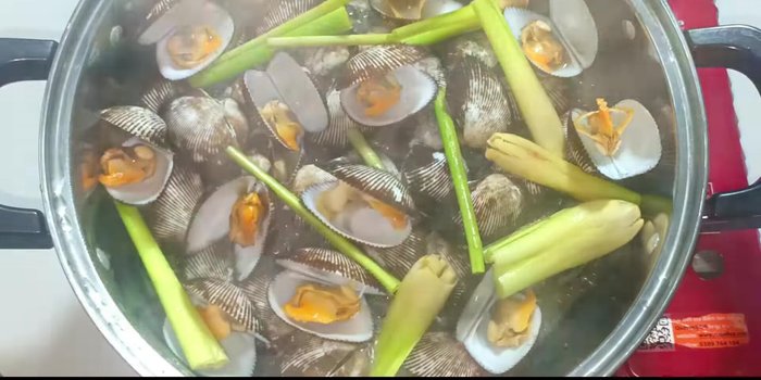Hấp khoảng 5 phút sau khi nước sôi và sò mở miệng.