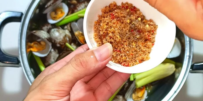 Làm nước chấm: Cho muối, đường, bột ngọt, ớt hiểm vào cối xay nhuyễn. Thêm nước chanh, khuấy đều.