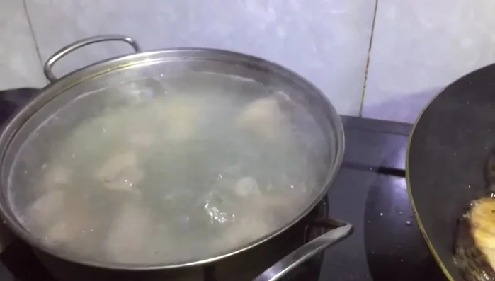 Thêm nước dùng vào nồi (nước dùng xương heo sẽ ngon hơn), cho cà chua, đậu phụ, hải sản vào.
