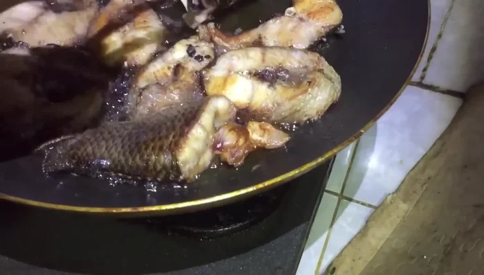 Cho cá đã chiên vào nồi lẩu, đun sôi.