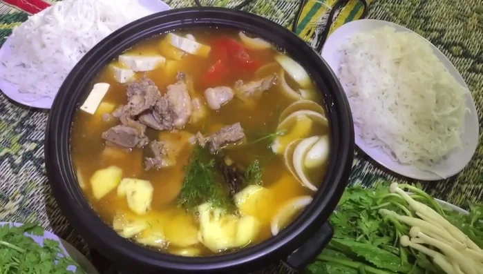 Thưởng thức: Lẩu sôi, dùng kèm bún, rau sống, nước chấm ưng ý.