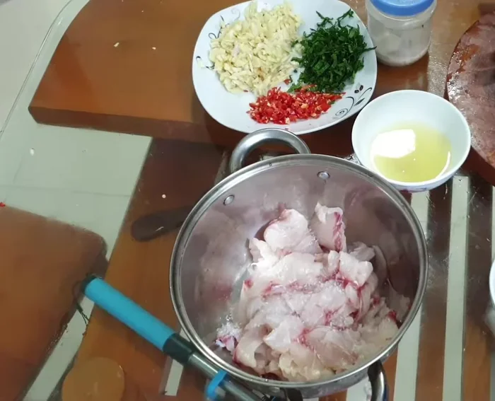 Cho thêm nước cốt chanh vào trộn đều. Nêm nếm lại gia vị cho vừa ăn.