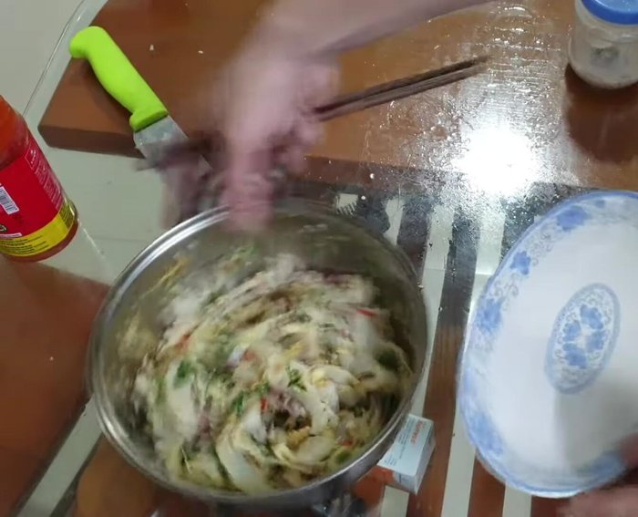 Xếp gỏi cá ra đĩa, trang trí với các loại rau thơm như lá sung, lá sắn, lá mơ, cà chua…