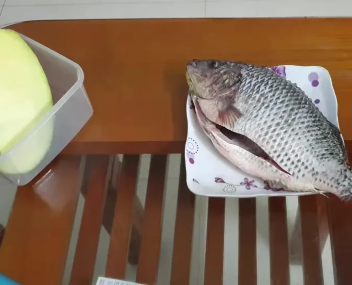 Khéo léo lọc lấy phần thịt cá, thái mỏng.